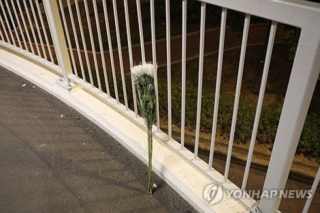 홍콩 아파트 화재 피해자 추모하는 하얀 꽃