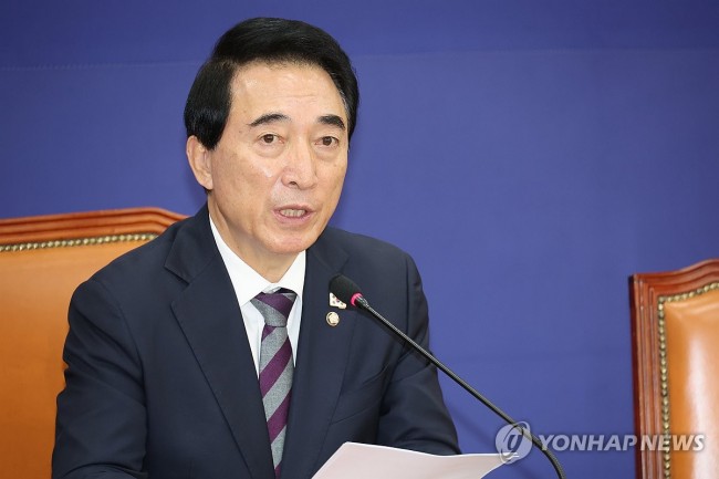 기자간담회하는 박수현 수석대변인