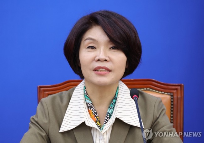 발언하는 한정애 정책위의장