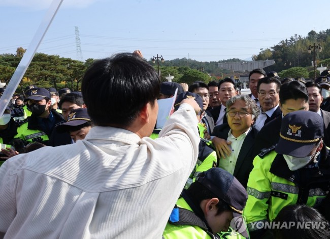 항의받는 장동혁 대표