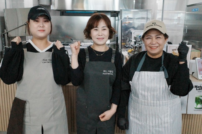 장수도시재생센터 내 푸드코트에서 가게를 운영하는 상인들