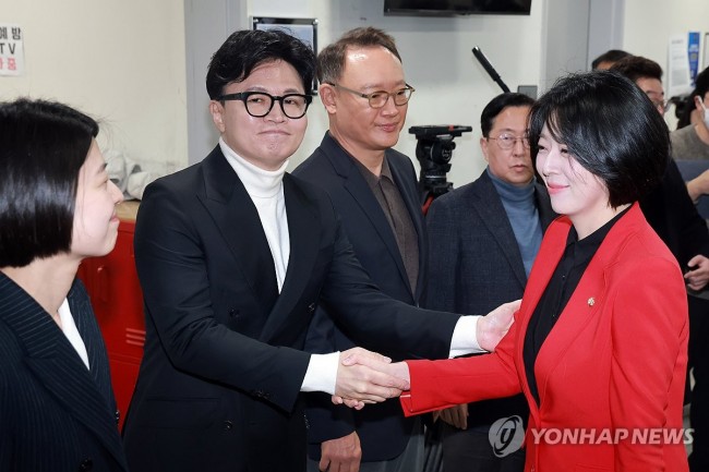 인사하는 국민의힘 배현진 의원과 한동훈 전 대표