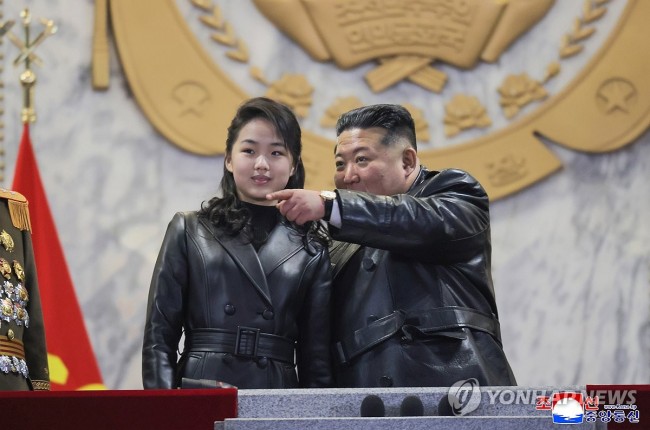 김정은, 딸 주애와 당 대회기념 열병식 참관