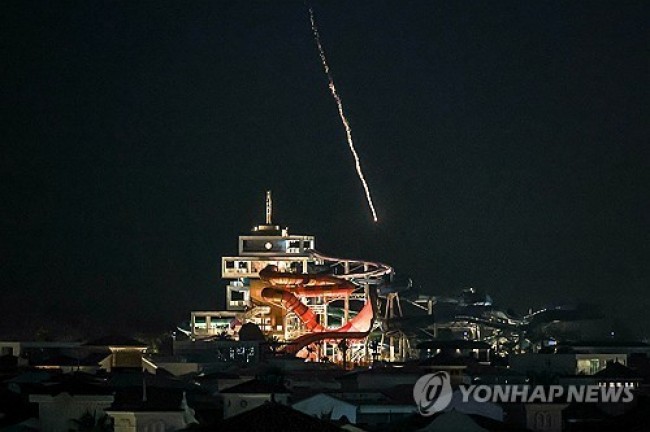 요격돼 두바이 팜 주메이라 인근에 떨어지는 이란의 발사체