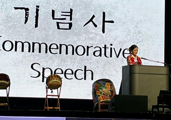 '삼일절 기념식'서 기념사 하는 손하나 미국 고려인협회장