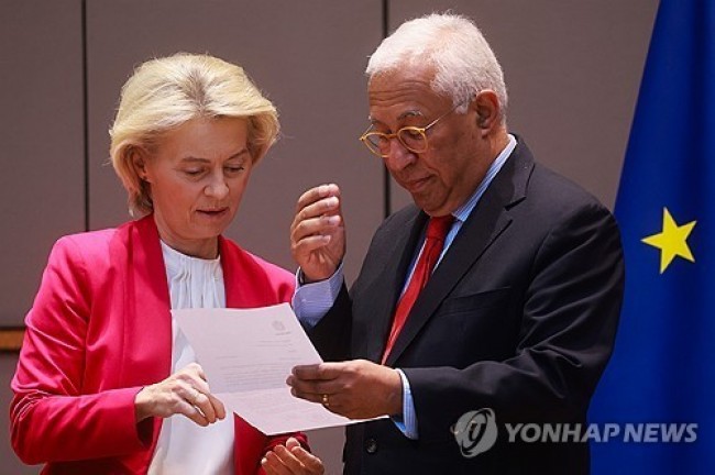 폰데어라이엔 EU 집행위원장(왼쪽)과 코스타 EU 정상회의 상임의장