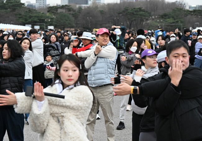 준비운동하는 '쉬엄쉬엄 모닝' 참가자들
