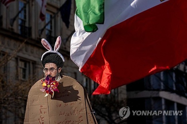 워싱턴에서 열린 이란 국민 연대 시위에 등장한 모즈타바 모형 