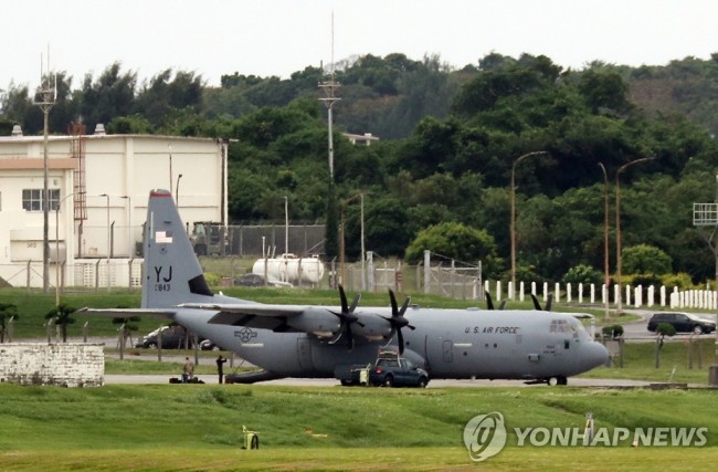 일본 오키나와 미군 가데나 기지의 C-130J 수송기