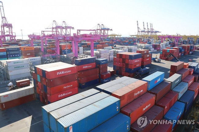 수출입 컨테이너 쌓인 인천신항