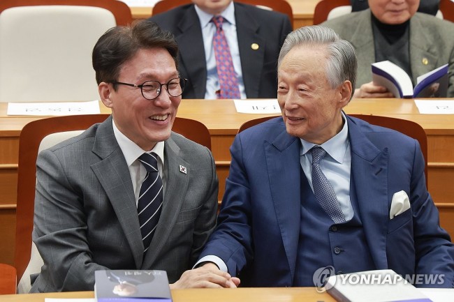 '권노갑 백인평전' 출판기념회서 만난 권노갑 이사장과 김민석 총리