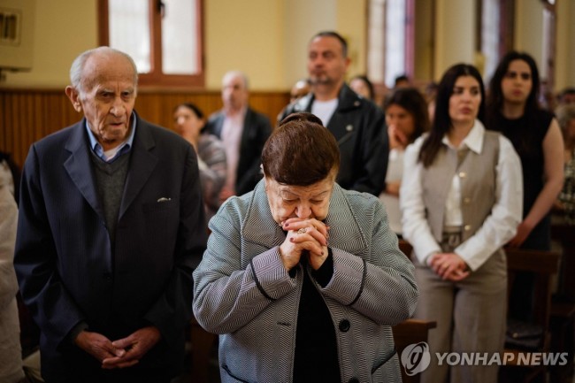5일 베이루트 성 안토니오 교회에서 열린 부활절 미사에서 기도하는 레바논 마로니트 기독교인들