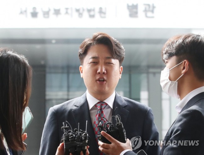 가처분 심문 출석하며 입장 밝히는 이준석