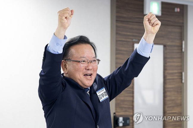 '대구시장 도전' 당 공천 면접서 파이팅 외치는 김부겸