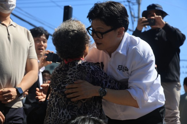 주민과 포옹하는 한동훈