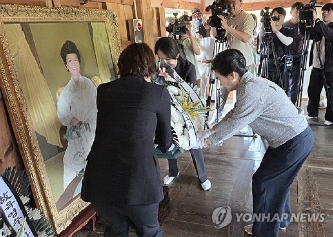육영수 영정에 헌화하는 박근혜 전 대통령