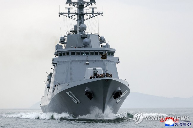 김정은, 구축함 '최현호' 기동능력 종합평가시험 참관