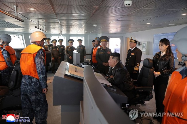 김정은, 구축함 '최현호' 기동능력 종합평가시험 참관