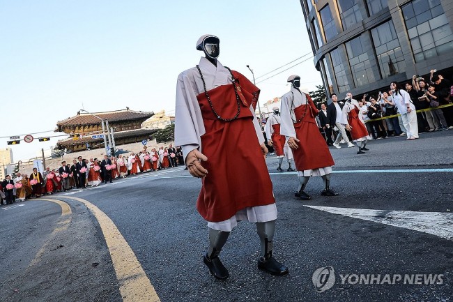 흥인지문 앞 등장한 로봇스님