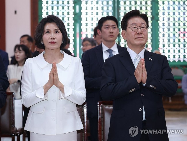 합장하는 이재명 대통령 부부