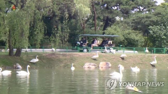 금수산영빈관에서 카트 타고 이동하는 북중 정상 부부