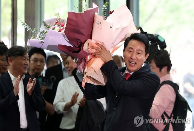 꽃다발 든 오세훈 서울시장