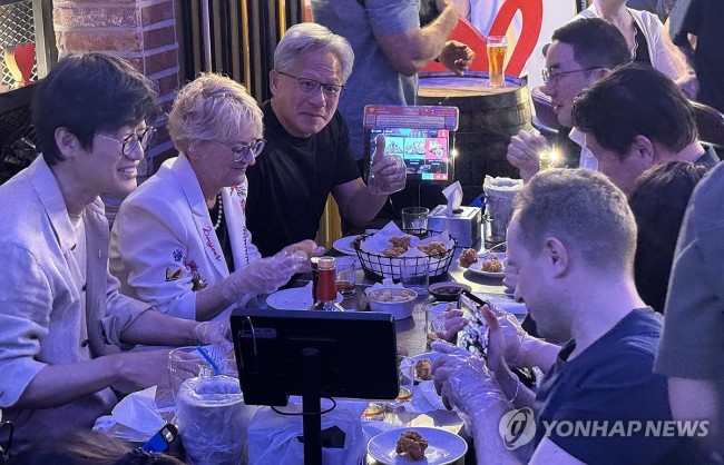 부인 로리 황과 함께 치킨집 찾은 젠슨 황 CEO