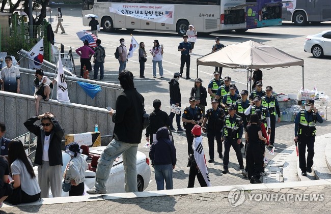 핸드볼경기장에 투입된 경찰