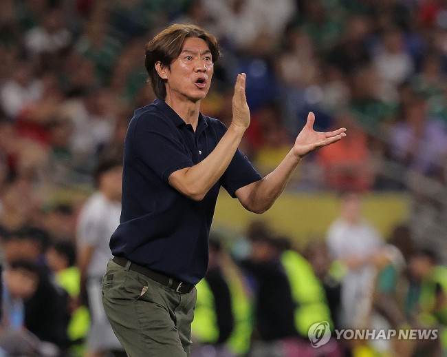 작전 지시하는 홍명보 감독