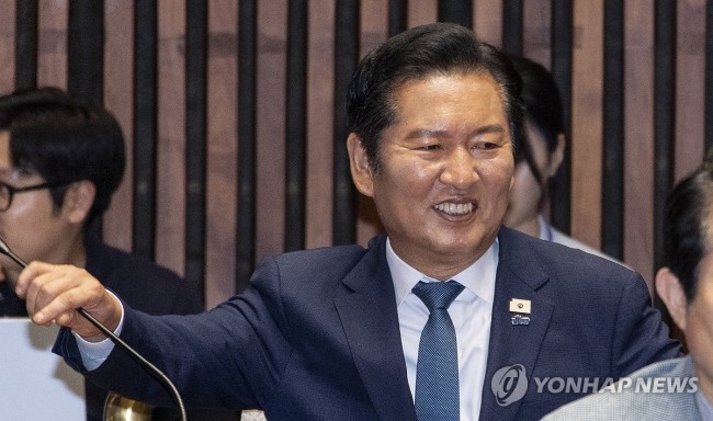 의총에서 의원들과 인사하는 정청래 전 대표