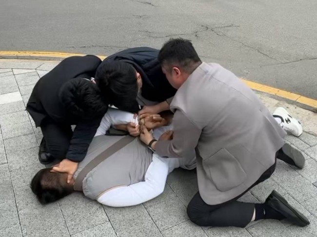 경찰에 검거되는 동대문파 조직원
