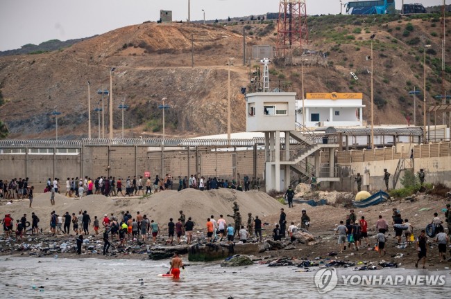 모로코 쪽으로 되돌아가는 이주민들