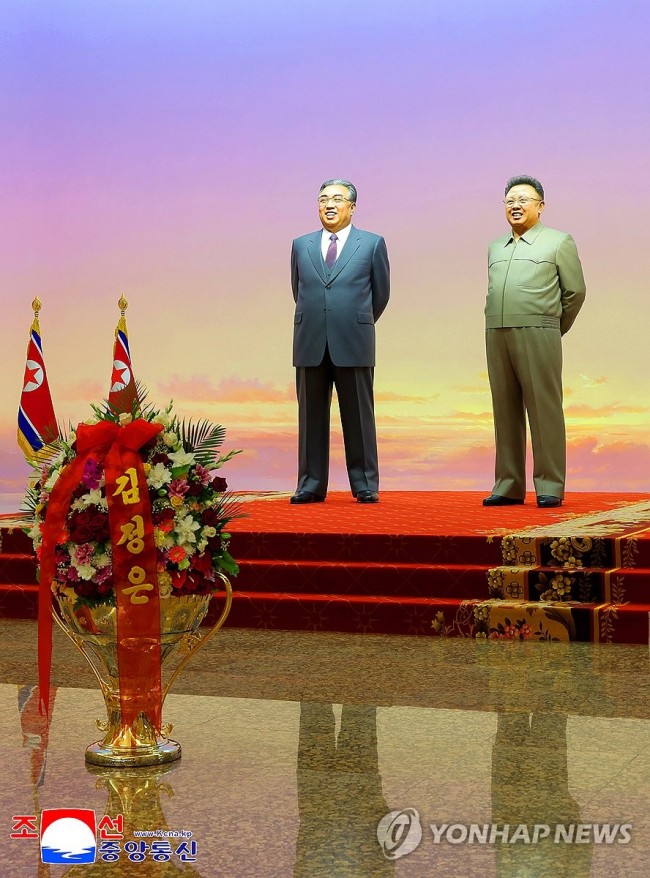 작년 10월 김정은의 김일성·김정은 동상앞 헌화