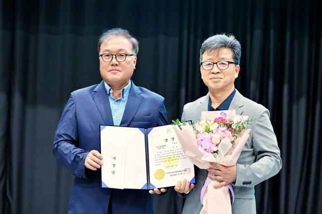 신인문학대상 (수필 부문 김학원 '사이시옷에 얽힌 흙 한 줌')