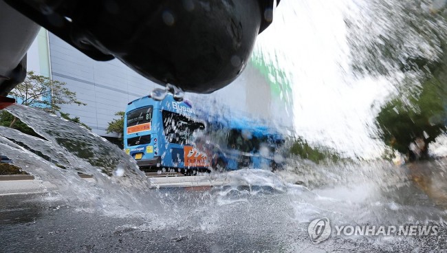 폭염 열기 식히는 살수차