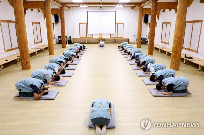 절 수행법 배우는 템플스테이 참가자들